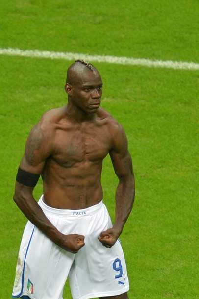 Balotelli cởi áo ăn mừng theo phong cách King Kong.